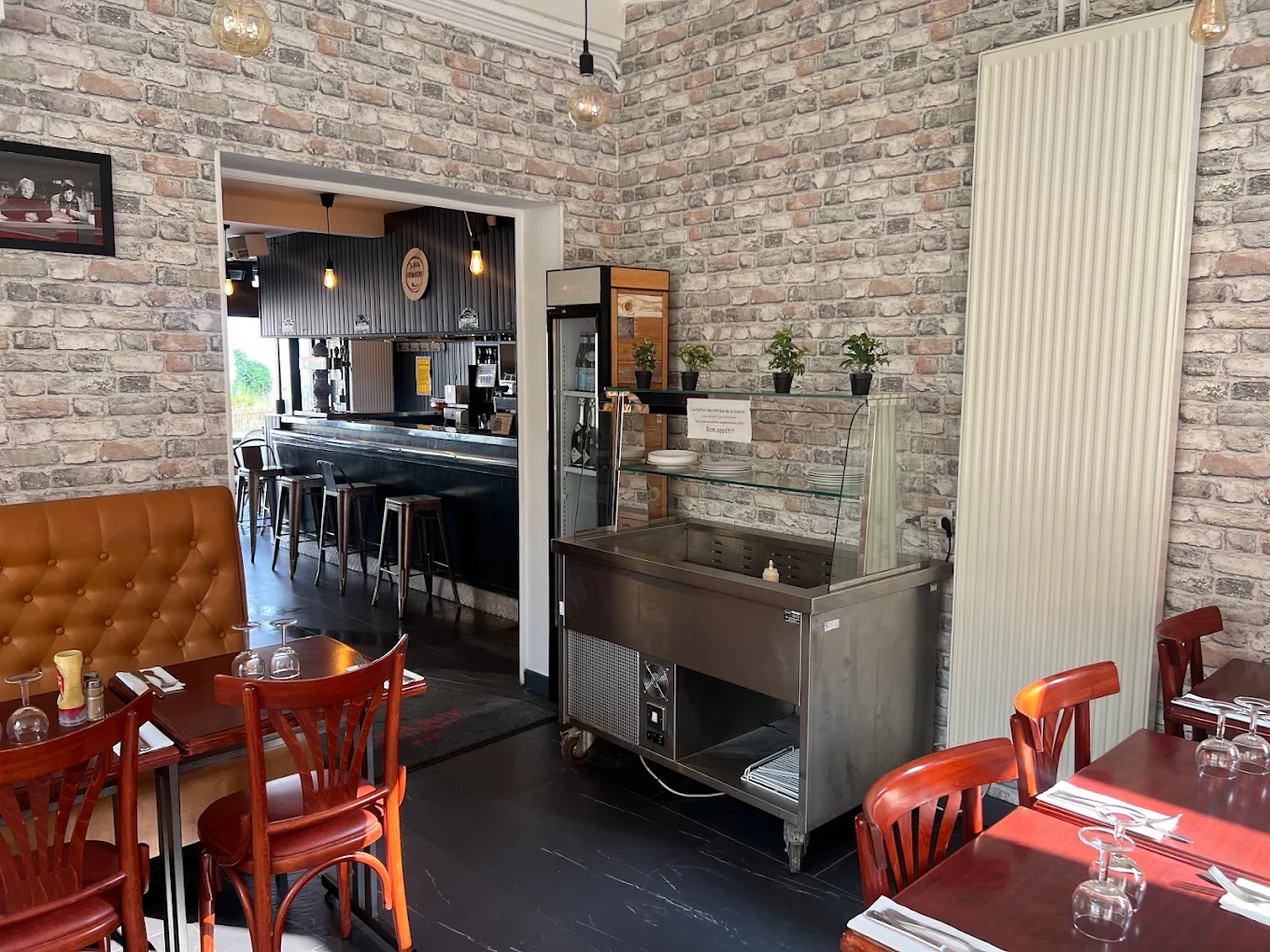 Buffet installé dans la salle de La Source, entre le bar et la terrasse