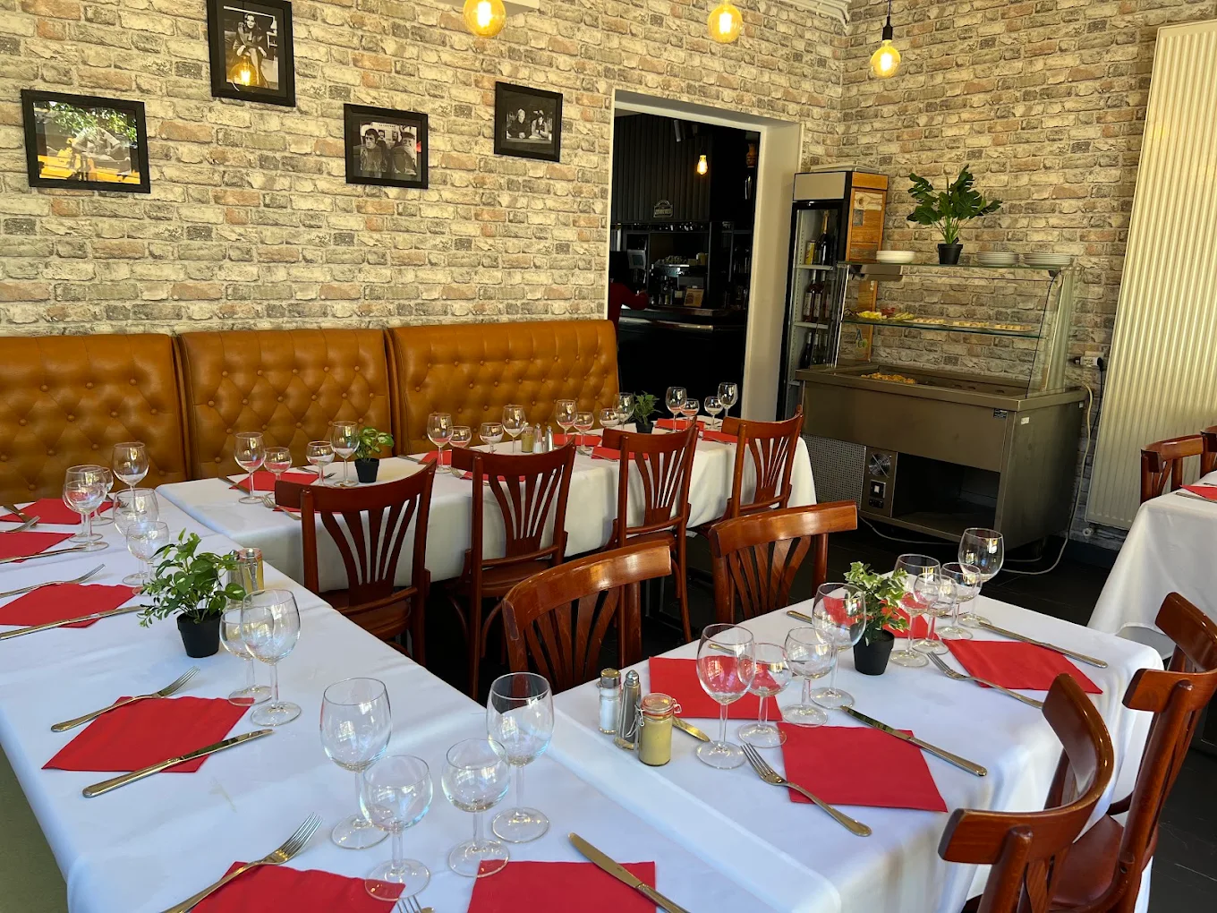 Grande tablée dressée dans la salle du fond pour un repas de groupe