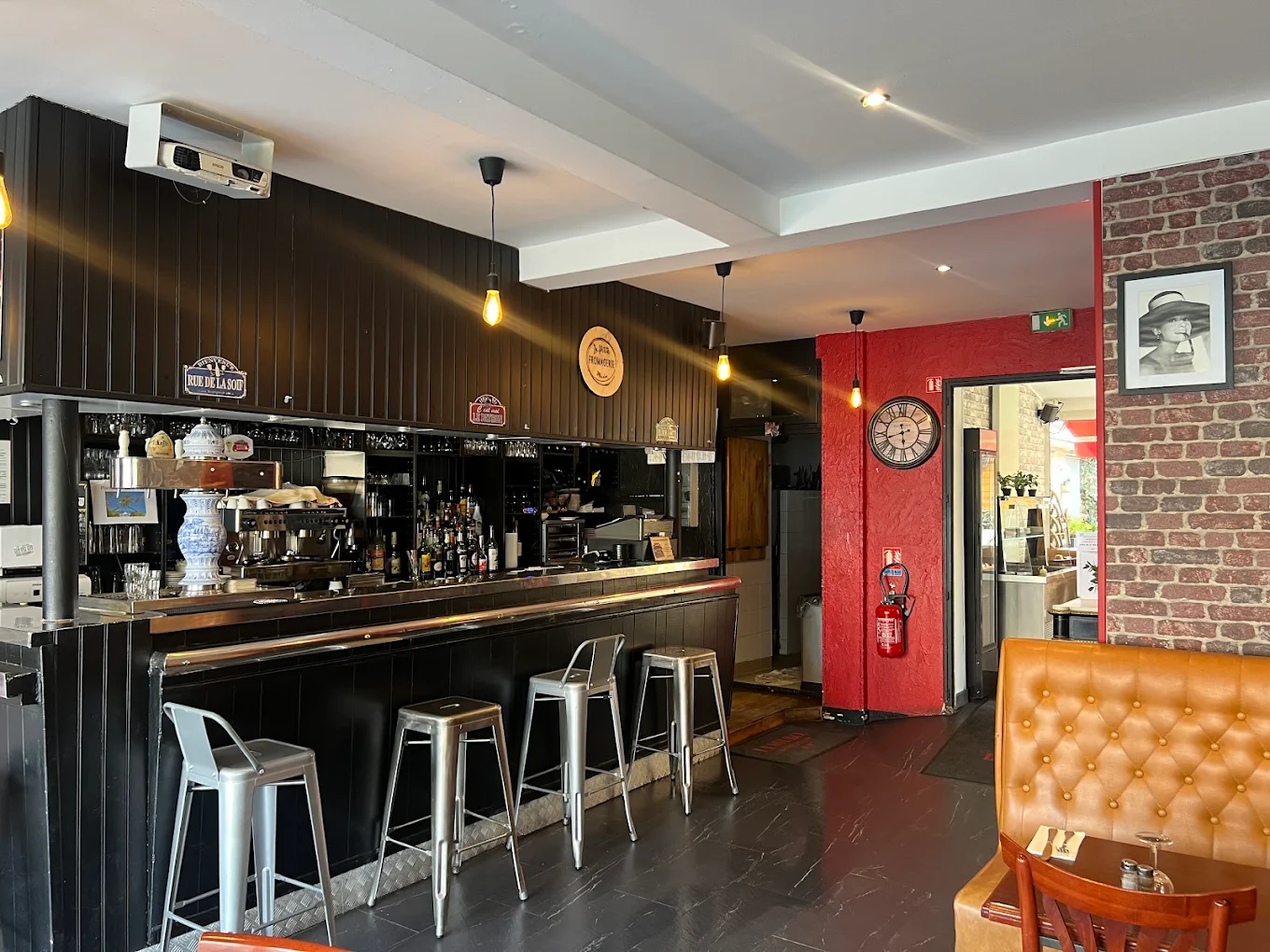 Le bar de La Source et ses tabourets, ambiance bistrot chaleureuse à Meudon