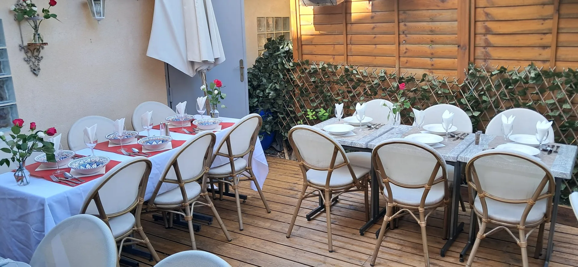 La terrasse jardin de La Source dressée pour une réception privée à Meudon